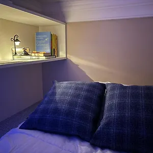 Creek بيت شباب